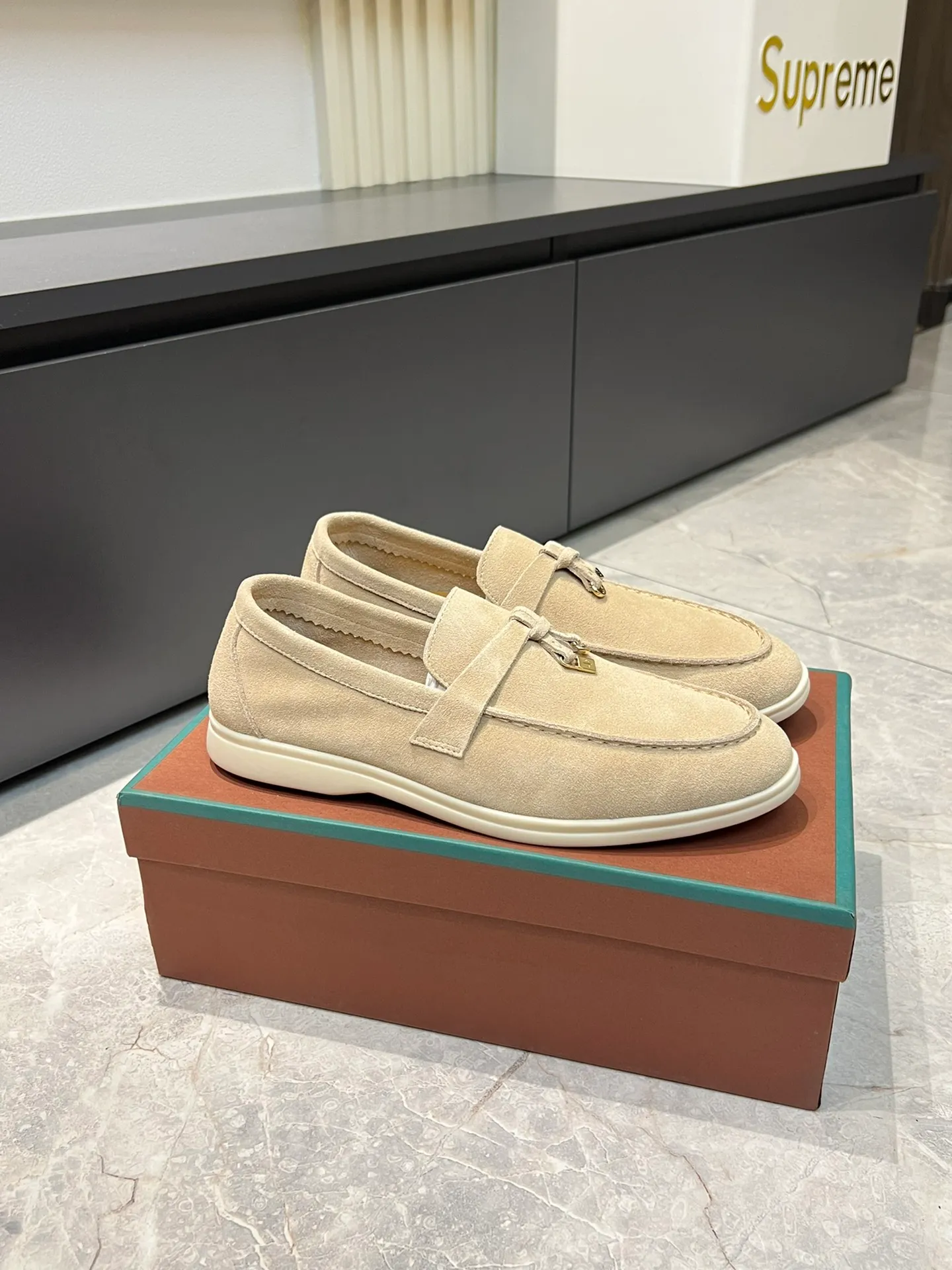 Men's shoes 💰p360 "Loro men's shoes 💰pian'*" Classic L men's shoes for couples 💰p Top version British flat loafers, a must-have item in old money style, the minimalist design is eye-catching and durable, a plus point for dressing The soft foot feel and texture are outstanding. They don’t scratch your feet and are very nice. They are matched with soft and waxy soles. They can be worn daily for a long time without getting tired. They are easy to wear, versatile and classic items, with perfect foot feel and texture! Imported cashmere fabric, the lining is made of imported A-grade water-dyed cow lining, the top version of the genuine leather midsole is sewn with pure handmade mark thread! Size: Female 35-40 (34. Customized) Male 38-44 (45.46. Customized)